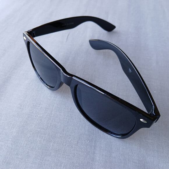 Classic Black Sunglasses OSFM adult sized simple unisex retro 80s 90s Y2K - Picture 2 of 15